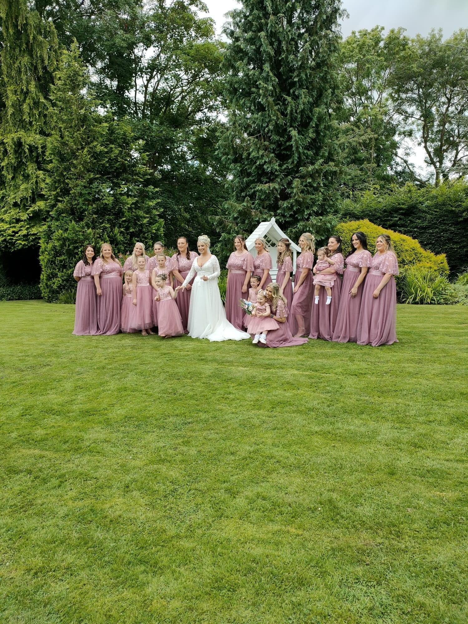 Jessica Parkers gorgeous bridesmaids, all matching, even the little ones.